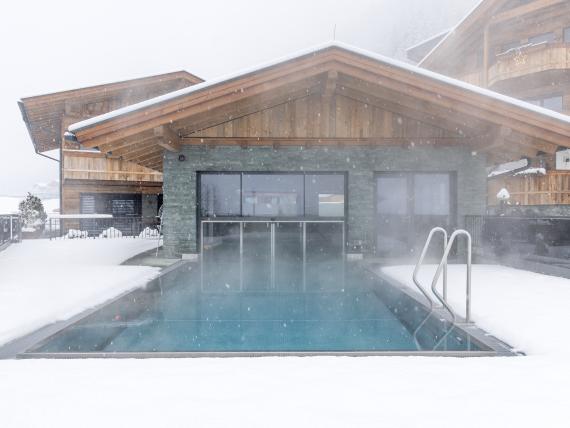 Skifahren im Frühlung mit Entspannung am Pool und in der Sauna