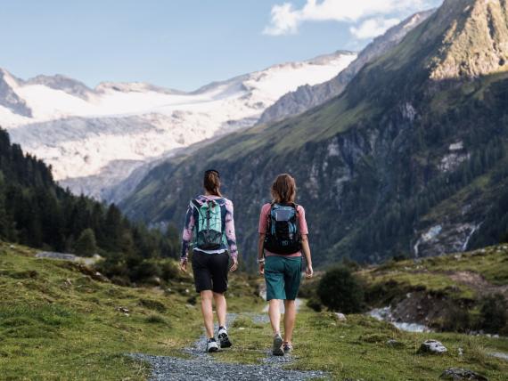Zwei Frauen wandern in eines der Nationalparktäler in den Hohen Tauern