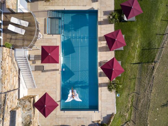 Frau liegt entspannt in weißem Bett im Burghotel Staufeneck