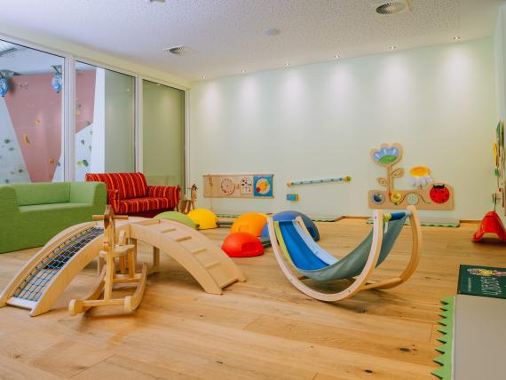 Spielzimmer im Familienresort Buchau mit bunten Spielgeräten und Kinderprogramm