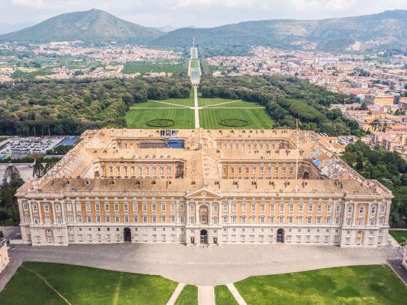 Veduta aerea della Reggia Suite Spa Hotel con palazzo e giardino