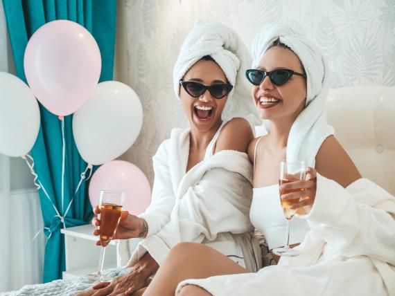 BESTIES DEAL – friends on holiday 