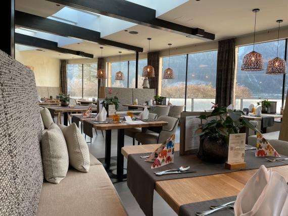 Gemütlicher Essbereich im Familienresort Buchau mit großen Fenstern und modernem Interieur