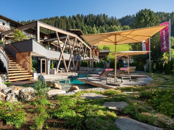 GartenSPA vom Hotel Gassner mit Naturpool und Loungemöbel 
