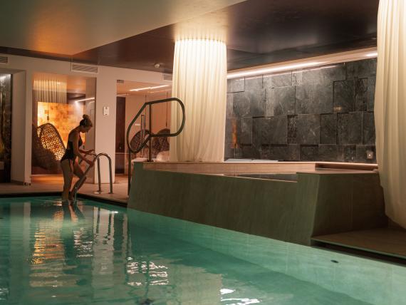 Innenpool mit Gast im Elgus Nature Retreat
