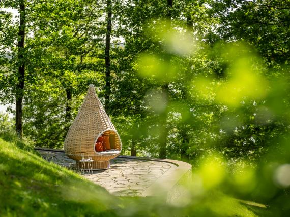 Gemütliches Nest-Pod im Seezeitlodge Hotel & Spa umgeben von grünen Bäumen