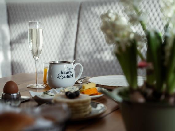 Frühstück im Hotel Gassner mit Ei, Käse, einer Tasse Tee, einem Glas Sekt