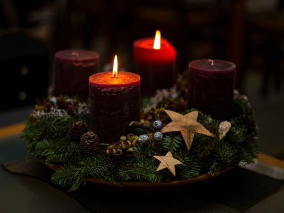 Adventskranz mit Kerzen, Tannengrün und Sternen im Schlosshotel Kitzbühel