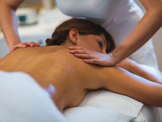 Massaggio schiena da 7th Heaven Beauty & Wellness per relax e benessere