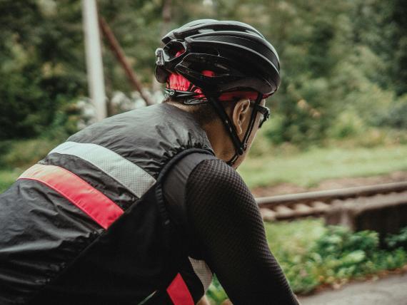 Radfahrer mit Helm unterwegs nahe Parkhotel St. Leonhard Überlingen