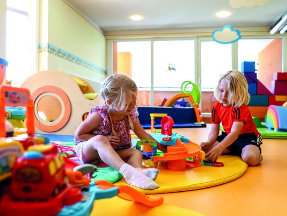 Kinder spielen im bunten Spielbereich des Familienresort Buchau