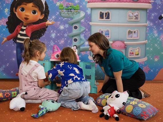 Kinder spielen mit Betreuer im Familienresort Buchau Spielzimmer