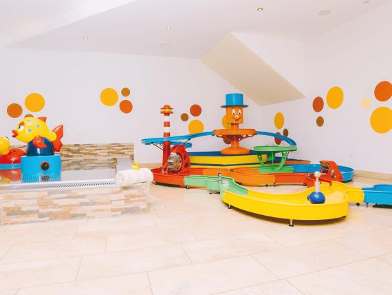 Bunter Spielbereich für Kinder im Familienresort Buchau
