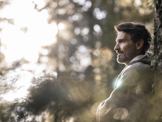 Hotel Monika in natürlicher Umgebung mit Bergen im Hintergrund