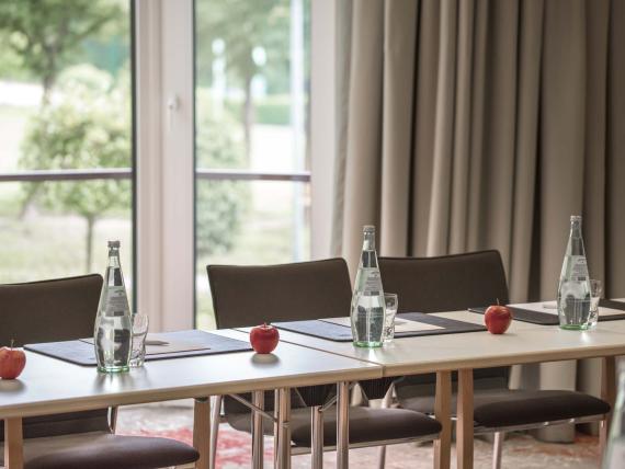 Moderner Sessel im Land & Golf Hotel Stromberg mit dekorativem Kissen