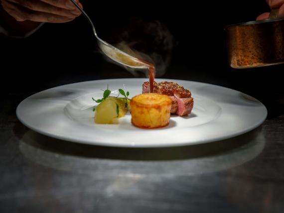 Feines Gericht mit Soße wird im Burghotel Staufeneck angerichtet