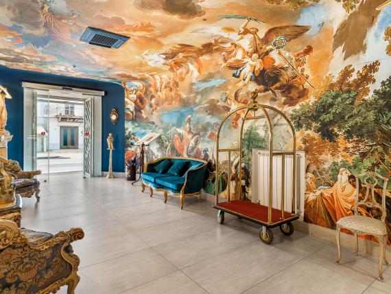 Lobby elegante con affreschi e mobili antichi all'Hotel Regina Caserta