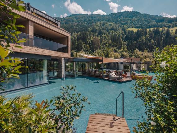 SPRING ESCAPE - STAY 5 PAY 4