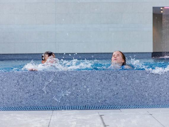 Kinder planschen im Pool des Pfalzblick Wald Spa Resorts