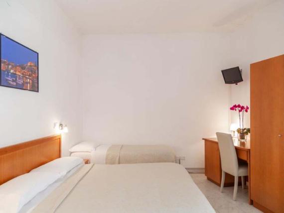 Camera d'hotel semplice con due letti all'Hotel Viola Gaeta