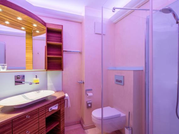 Modernes Badezimmer mit Dusche und Waschbecken im Hammerhof Bodenmais
