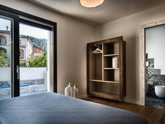 Camera con letto e armadio aperto al Teku Boutique Hotel