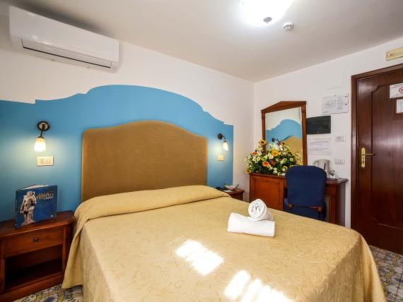 Camera accogliente all'Hotel Amalfi con letto matrimoniale e scrivania