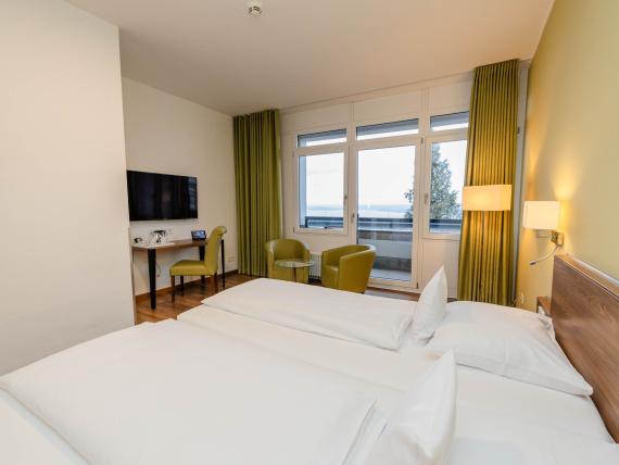 Modernes Zimmer mit Balkon im Parkhotel St. Leonhard Überlingen