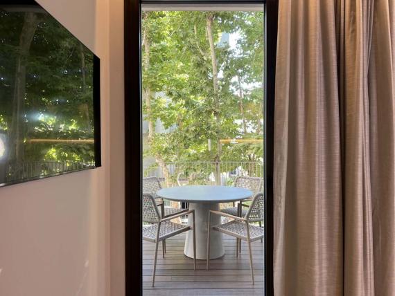 Balcone con tavolo e sedie in Evangelisti Palace Suite & Apartments