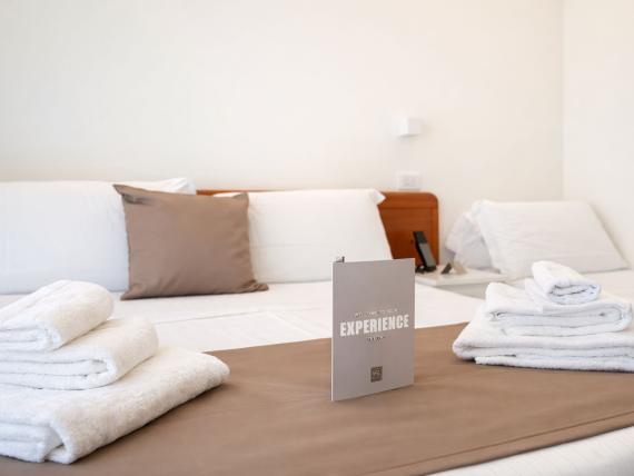 Camera pulita con asciugamani freschi al Regal Hotel Rimini