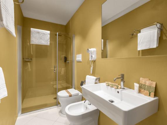 Bagno moderno all'Hotel Regina Caserta con doccia e asciugamani bianchi