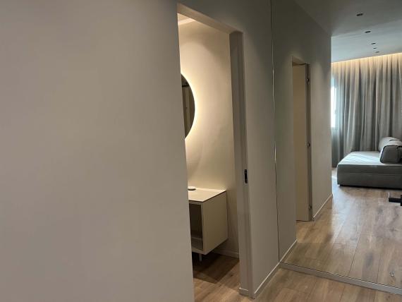 Corridoio e soggiorno moderni negli Evangelisti Palace Suite & Apartments