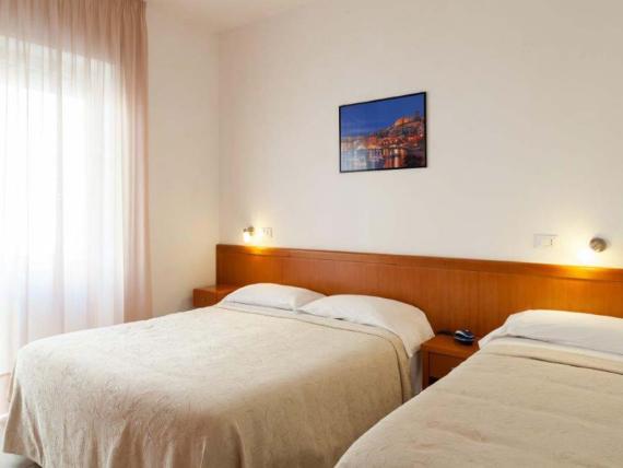 Camera con letto matrimoniale e singolo all'Hotel Viola Gaeta