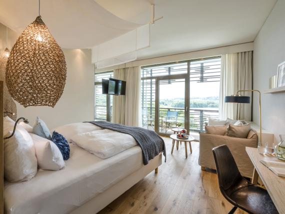 Modernes Hotelzimmer mit Balkon im Seezeitlodge Hotel & Spa