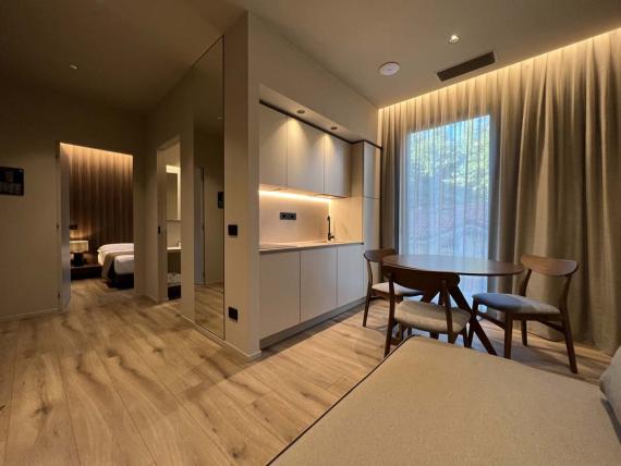 Soggiorno moderno con cucina e zona pranzo in Evangelisti Palace Suite & Apartaments