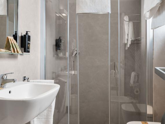 Bagno moderno con doccia all'Hotel Regina Caserta