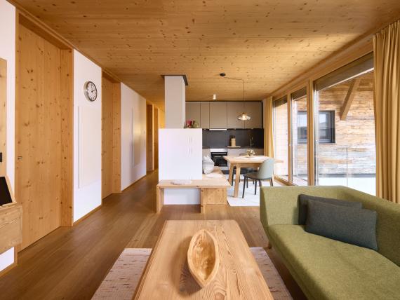 Wohnbereich mit Holzdecke und Möbeln im Hochfeldhof