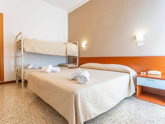Camera d'albergo con letto matrimoniale e letto a castello a Le Rose Nuove Viserba