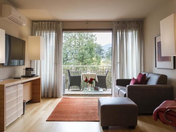 Gemütliches Zimmer mit Balkon im Hotel Mignon Meran Park & Spa mit Gartenblick