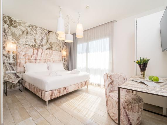 Camera luminosa con letto matrimoniale e scrivania al Bibione Palace Hotel