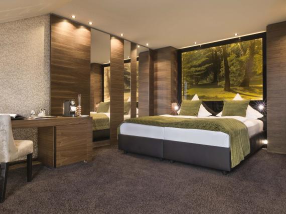 Modernes Doppelzimmer im Land & Golf Hotel Stromberg mit Naturbild als Kopfteil