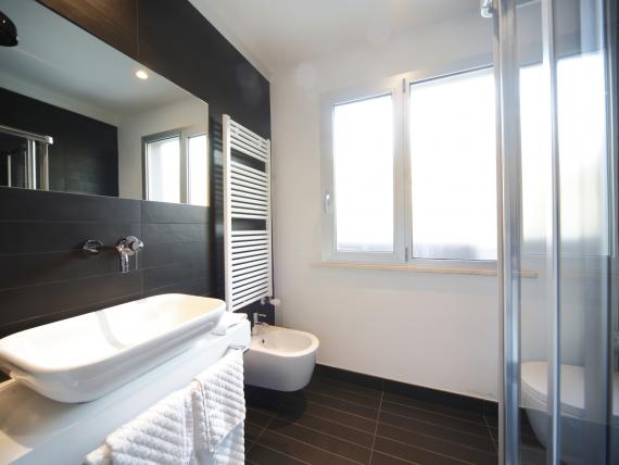 Bagno moderno dell'hotel Q con lavabo, bidet e doccia