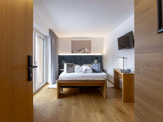 Camera accogliente all'Unterrain Lifestyle Hotel con letto e TV
