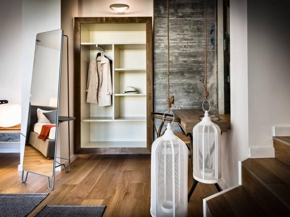 Camera del Teku Boutique Hotel con armadio aperto, specchio a figura intera e lanterne bianche