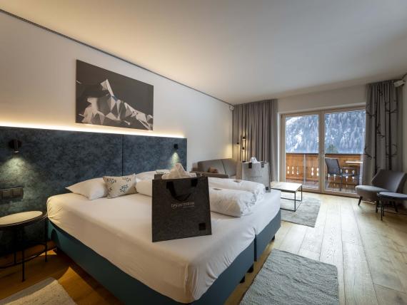 Camera doppia accogliente al Das Unterrain Lifestyle Hotel con vista montagna e balcone