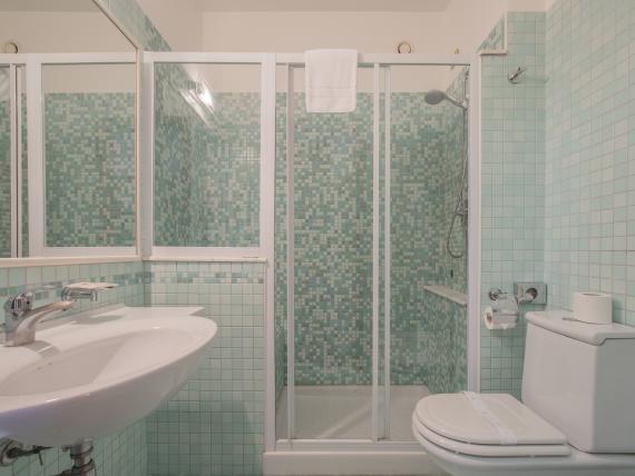 Bagno con doccia al Montresor Hotel Palace Verona