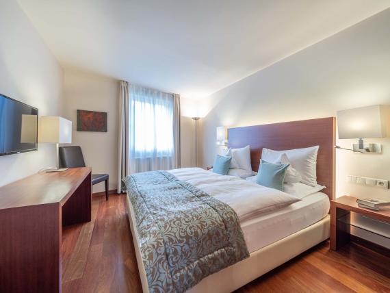 Gemütliches Doppelzimmer im Hotel Mignon Meran Park & Spa mit Holzboden