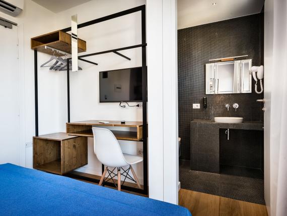 Teku Boutique Hotel: camera con letto blu, scrivania e bagno a vista