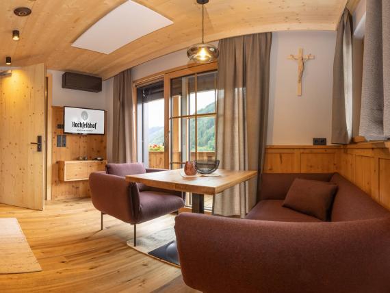 Gemütlicher Essbereich im Hochfeldhof mit Holzmöbeln und Blick ins Grüne