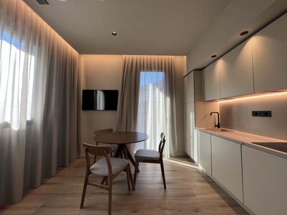 Cucina moderna con zona pranzo agli Evangelisti Palace Suite & Apartaments